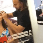 Maquillador profesional aplicando maquillaje en mujer, belleza y estética, centro de belleza Mi Refugio Luminoso.