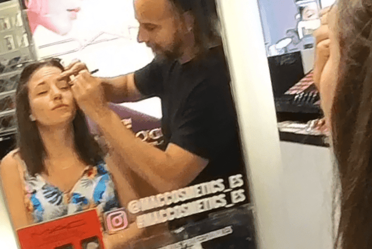 Maquillador profesional aplicando maquillaje en mujer, belleza y estética, centro de belleza Mi Refugio Luminoso.