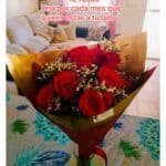 Ramo de rosas rojas en floristería con fondo de sala acogedora y mensajes de amor.