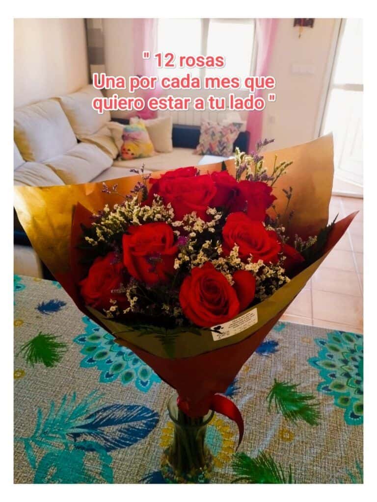 Ramo de rosas rojas en floristería con fondo de sala acogedora y mensajes de amor.