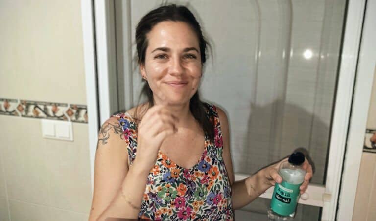 Refugio Luminoso mujer sonriendo en casa, cuidando su bienestar y promoviendo energía positiva.