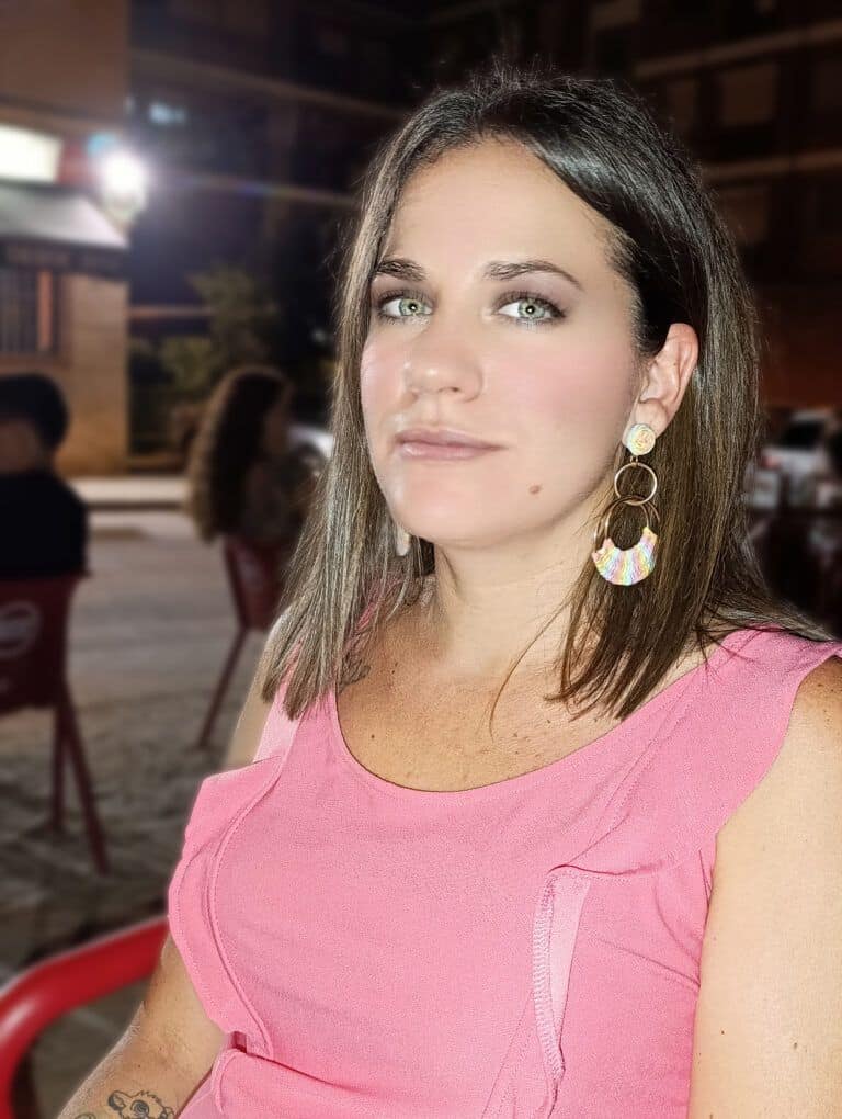 Hermosa mujer con mirada brillante en ambiente acogedor, reflejando bienestar y luz interior en Mi Refugio Luminoso.
