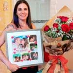 Hermosa mujer con flores y marco de fotos románticas, símbolo de amor y celebración en Mi Refugio Luminoso.